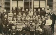Een klassenfoto uit 1907 van de School met de Bijbel in Ameide. beeld ameide-tienhoven.nl