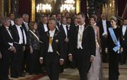De Spaanse koning Felipe (r.) ontving afgelopen week de Argentijnse president Macri (l.).  beeld EPA, Chema Moya