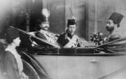 De jongste zoon van de Engelse koningin Victoria tijdens een rijtour met de sjah van Perzië rond 1880. beeld Hulton Archive