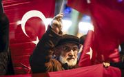 ROTTERDAM. Demonstranten zwaaiden zaterdagavond met Turkse vlaggen bij het Turkse consulaat in Rotterdam. De betogers wilden de Turkse minister voor Familiezaken Fatma Betul Sayan Kaya zien en horen. De minister werd door de Nederlandse politie op afstand
