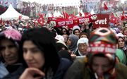 Aanhangers massaal op de been voor hun president tijdens de opening van een metrostation in Istanboel vorige week. Turkijekenner Udink zegt dat Erdogan streeft naar „een islamitische republiek à la de Moslim Broederschap.” beeld Epa, Sedat Suna