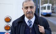 In 2009 kreeg de Amsterdamse tramconducteur Mickel Aziz te horen dat hij het kruis om zijn nek moest verbergen. beeld HH, Bert Nienhuis