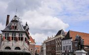 De historie blikt op hedendaags Hoorn neer. Links de Waag, rechts het standbeeld van Jan Pieterzn. Coen. beeld Istock