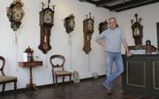 Dennis Canrinus (39) nam vier jaar geleden de Jouster Klokkenmakerij over, in het centrum van het Friese Joure. „We hebben hier geen geheimen. Klanten mogen overal komen.” beeld Evert Barten