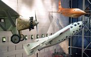 Het particuliere ruimteveer SpaceShipOne, waarmee in 2004 de Ansari Xprize werd gewonnen, is sinds oktober 2005 te zien in het Smithsonian Museum in Washington DC. Links ervan hangt de Spirit of St. Louis, het toestel waarmee Charles Lindbergh in 1927 de 