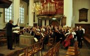 Projectkoor Preludium onder leiding van Leo R. Mauritz tijdens een concert in de Petruskerk in Woerden. beeld Preludium
