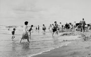 Strandleven in Nederland, 1950-1960.  beeld Walter Blum