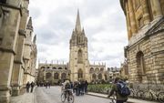 OXFORD. Studenten, fietsend door de straten van de Britse universiteitsstad Oxford. Voor Europese studenten wordt het een steeds minder bekend beeld.  beeld Maurits Bakker