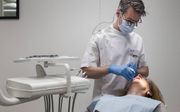 Bij parodontitis en diabetes spelen dezelfde leefstijlfactoren een rol, zegt parodontoloog dr. Wijnand Teeuw. „Veel patiënten roken, veel hebben een lagere sociaal-economische klasse en eten minder gezond. Het zijn dit soort patiënten die de wachtkamers b