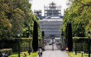 Paleis Huis ten Bosch staat in de steigers wegens een verbouwing. Het paleis wordt in een keer verbouwd voor een bedrag van 35 miljoen euro.  beeld ANP, Robin Utrecht