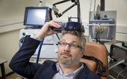Prof. André Aleman past bij zichzelf neurostimulatie toe. beeld Sjaak Verboom.