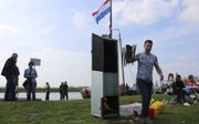 In Eemdijk werd zaterdag een kampioenschap palingroken gehouden. En in de gemeenten Kampen en Zwartewaterland werden jonge aaltjes uitgezet. beeld Sjaak van de Groep