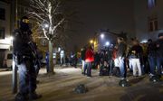 Pers in Molenbeek nadat terrorist Salah Abdeslam op 18 maart 2016 daar levend is gepakt. Journalisten zouden „mokerslagen” hebben uitgedeeld en door snelle, ongenuanceerde journalistiek de Brusselse deelgemeente hebben gedegradeerd tot „jihadihoofdstad va