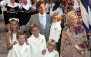 Het Griekse kroonprinselijk paar met hun vijf kinderen tijdens het huwelijk van Pavlos’ broer, prins Nikolaos, in 2010.  beeld EPA, Orestis Pangiotou