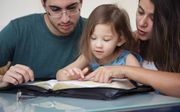 „De meeste gezinnen die bezig zijn met het aanleren van de catechismus, stoppen van tijd tot tijd en pakken de draad weer op.” beeld iStock