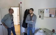 Soelimen (r.) in zijn kamer in de Goudse Jongeren Opvang in gesprek met begeleider Rick de Jong. beeld RD, Anton Dommerholt