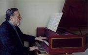Maarten Kooij in 1999 achter een clavi-organum. beeld Mieke Breij