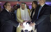 RIYAD. Trump op bezoek bij de Saudische koning  Salman. Links de Egyptische president Sisi. beeld EPA