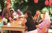 Een interculturele ontmoeting in de tuin van de protestantse gemeente De Brabantse Olijfberg in Antwerpen. beeld De Brabantse Olijfberg