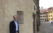 Pfarrer dr. Johannes Block (52) bij de Stadskerk in Wittenberg. beeld RD