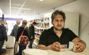 Iraniër Majid Rahimi opende in het Friese Bergum onlangs de internationale supermarkt Saffraan. De winkel richt zich op bewoners van het azc in Bergum, maar de Bergummers zijn z’n beste klanten. beeld Maarten Boersema