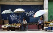 Mannen op de markt in Jakarta. beeld EPA, Adi Weda