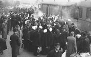 Scheveningse evacuees komen in 1943 aan op het station van Aalten. Duizenden Scheveningers en Hagenezen werden door de bouw van de Atlantikwall uit hun huizen verdreven. In de eigen regio en verspreid over de rest van het land werden ze opgevangen. beeld 