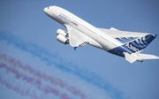 Een A380 van Airbus vliegt tijdens een demonstratie op de 52e luchtvaartshow op het vliegveld Le Bourget in Parijs. De internationale luchtvaartbeurs duurt tot en met zondag.   beeld EPA, Ian Langsdon