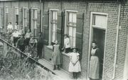 Bewoners van de Sasdijk in Werkendam rond 1940. beeld Historische Vereniging Werkendam