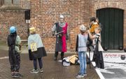 In Barneveld werd zaterdag het Jan van Schaffelaarjaar geopend. Daarbij werd een pop die de vijftiende-eeuwse ridder moest voor stellen, van de toren van de Oude Kerk gegooid. beeld André Dorst