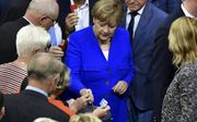 BERLIJN. De Duitse bondskanselier Merkel bood deze week een onverwachte opening voor een hoofdelijke stemming over invoering van het homohuwelijk. Het Duitse parlement ging vanmorgen met een ruime meerderheid akkoord. Merkel zelf stemde tegen.  beeld AFP,