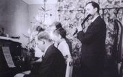 Dietrich Bonhoeffer in Ettal achter de piano, Kerst 1940.