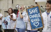 Supporters van de ouders van de Britse baby Charlie Gard, gisteren in Londen. beeld AFP, Tolga Akmen