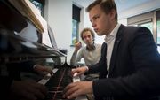 Pianodocent Lennart Morée en zijn leerling Laurènce Fierens. beeld Wim van Vossen