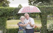 Ina en Barend Gorter in hun tuin in Veenendaal. „Het was Gods leiding dat we elkaar hebben leren kennen en we bidden dat we nog lang voor elkaar mogen worden gespaard.” beeld Sjaak Verboom