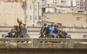 Voor mijn ogen wordt een demonstrant op een motor afgevoerd. Hij stond op en juichte, staande op de motor: Leve Venezuela! beeld Jaco Klamer
