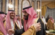 De nieuwe Saudi-Arabische kroonprins (m.) te midden van familieleden. beeld AFP