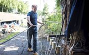 Touwslager Willem Joost Deetman uit Elburg levert speciaal touw: kabelaring, de stootrand van dik gedraaid touw voor sloepen en vletten. beeld Niek Stam