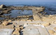 Het beton van het zwembad in de antieke haven van Ceasarea is zo hard als rotsgesteente.  beeld Wikimedia