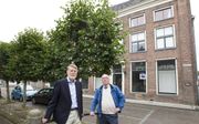 Oud-burgemeester Visser (links) en M. Seijbel voor het pand aan de Beekstraat in Elburg waar het Reformatiemuseum moet komen. beeld RD, Anton Dommerholt