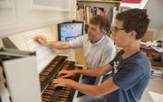 Orgeldocent Jan Wisse met Lennard de Boer.      beeld Dirk-Jan Gjeltema