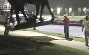 Het standbeeld van de omstreden Amerikaanse generaal Robert Lee werd woensdag verwijderd door het stadsbestuur van Baltimore. Dat gebeurde in de vroege uurtjes van de dag. beeld AFP, Alec MacGillis