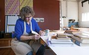 Inge van den Thillart is ruim tien jaar handboekbinder. Haar ambacht vat ze zo samen: „Vellen papier met de hand tot een boek samenbinden.” beeld Niek Stam