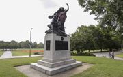 ATLANTA. Een standbeeld van een soldaat tijdens de Amerikaanse burgeroorlog en een vredesengel die oproept tot een staakt-het-vuren in Piedmont Park in Atlanta is door actievoerders beklad met rode verf. beeld EPA, Erik Lesser