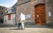 Op deuren en muren van de zogeheten Peperbuskerk in Zwolle zijn duivelse teksten gespoten.  beeld News United, Stefan Verkerk