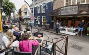 De winkelstraat in Den Burg is een trekpleister voor de duizenden toeristen op Texel. Personeel voor in de winkels is over het algemeen goed te vinden. beeld RD, Anton Dommerholt