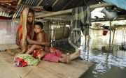SARIAKANDI. Door extreme overstromingen zijn in India, Nepal en Bangladesh volgens hulporganisaties honderden doden gevallen. Foto: een overstroomde woning in Sariakandi, in de Bengaalse regio Bogra. beeld EPA, Abir Abdullah