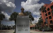 „Generaal Robert E. Lee geloofde dat God in Zijn voorzienigheid ervoor zou zorgen dat het kwaad van de slavernij op korte termijn zou verdwijnen.” Foto: bronzen standbeeld van de generaal in Fort Myers (Florida). beeld AFP Joe Raedle/Getty Images