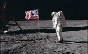 Aldrin bij de vlag die hij met Armstrong had geplant. beeld NASA