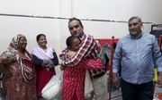 Imran Gill uit Dronten deelt voedselpakketten uit aan Pakistaanse vluchtelingen in Thailand. beeld Imran Gill